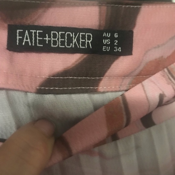 Fate and Becker Pleated MIDI Skirt - Picture 4 of 5